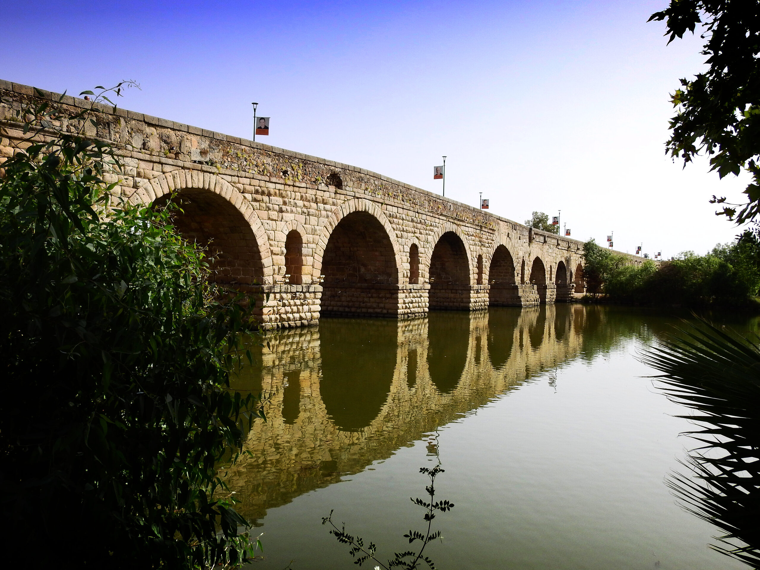 Puente Romano de Mérida sobre el río Guadiana, con su arcada reflejada en el agua